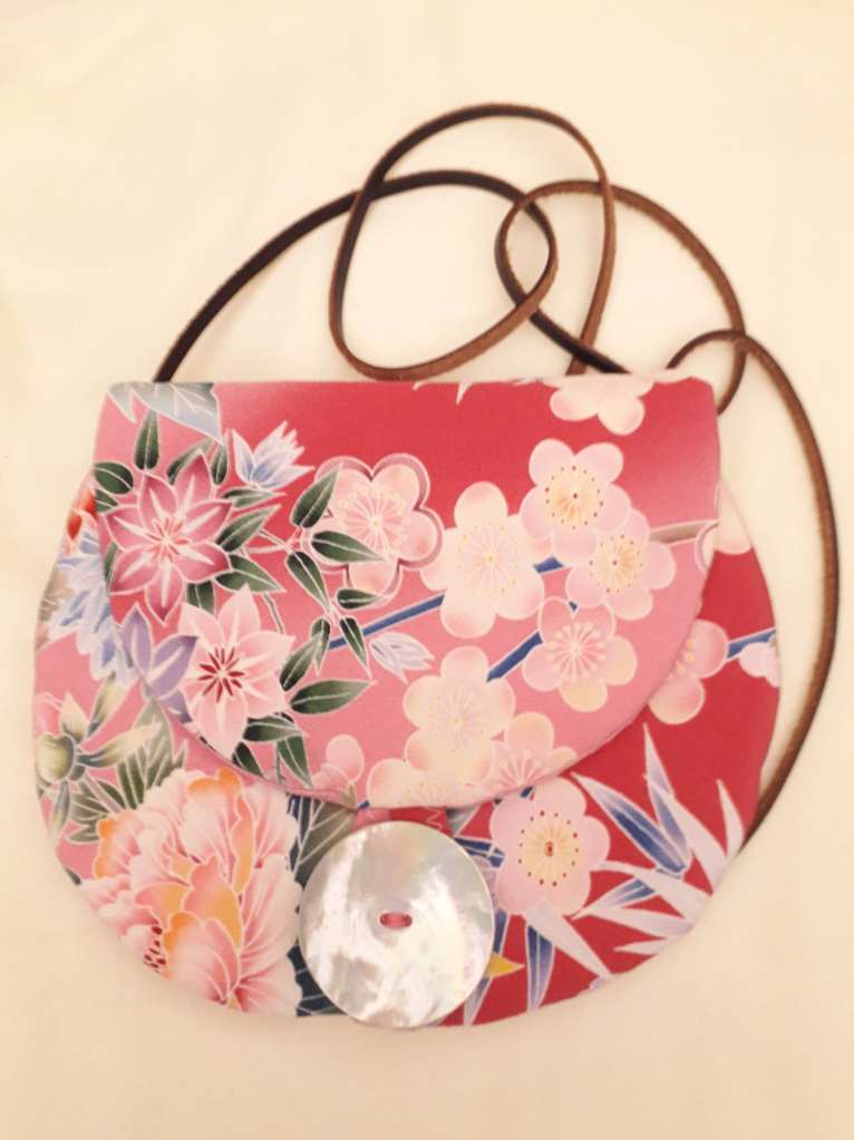 Cross Body Bag w Flower Design